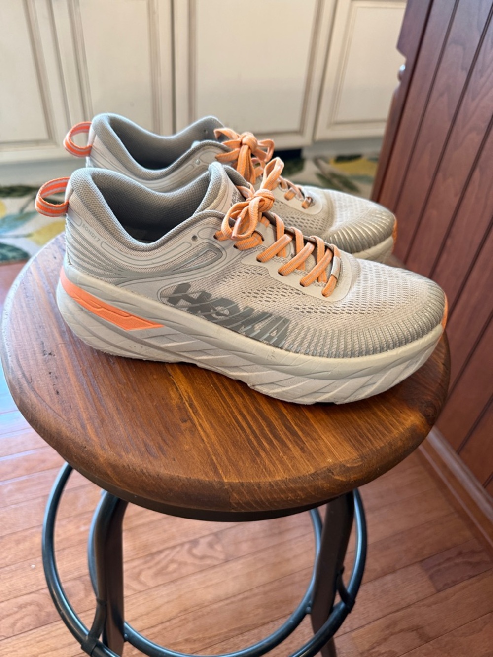 Hoka Bondi 7 Women's Running Shoes in Light Gray with Coral Accents size 8.5 guc